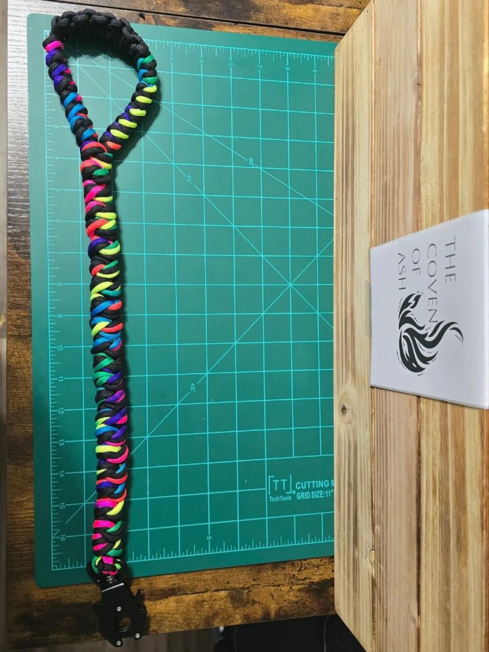 Heavy duty curb/short leash - 19" paracord snake knot